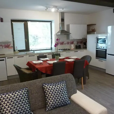 Velky V Rodinnom Dvojdome, Free Parking Kassa