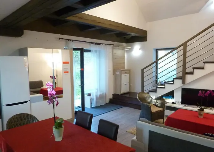 Velky V Rodinnom Dvojdome, Free Parking Apartman